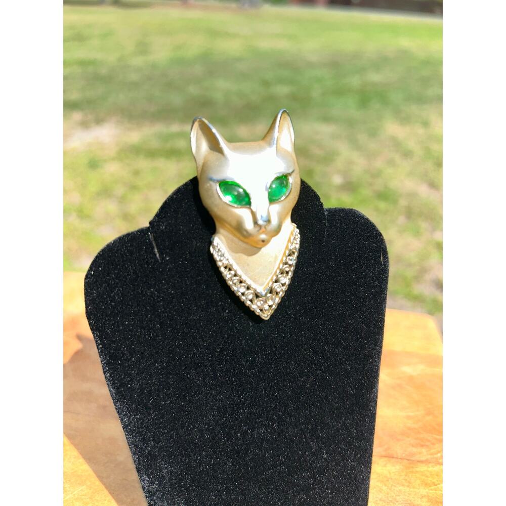 Vintage AJC Egyptian Cat Brooch Gold Tone Matte Finish Green Eyes Pin - Picture 2 of 9
